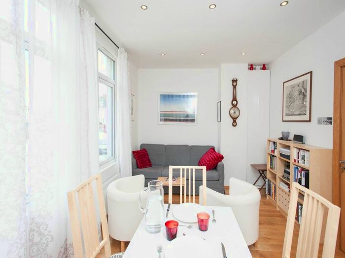 2 Bedroom Flat To Rent In Lillie Road, London, SW6