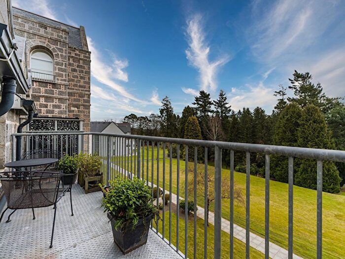 2 Bedroom Flat For Sale In Binghill Grove, Aberdeen, AB13