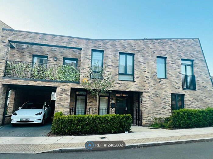 3 Bedroom Detached House To Rent In Daphne Close, Barnet, EN5