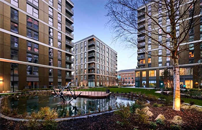 2 Bedroom Flat For Sale In Fairfield Avenue, Staines, Surrey, TW18