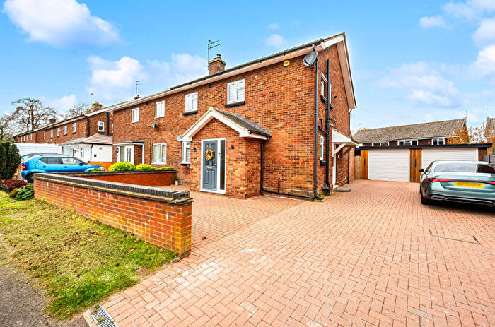 3 Bedroom Semi Detached House For Sale In Spinney Crescent, Dunstable, Bedfordshire, LU6