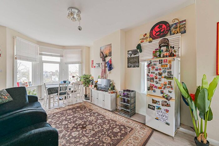2 Bedroom Flat To Rent In Estreham Road, Streatham, London, SW16
