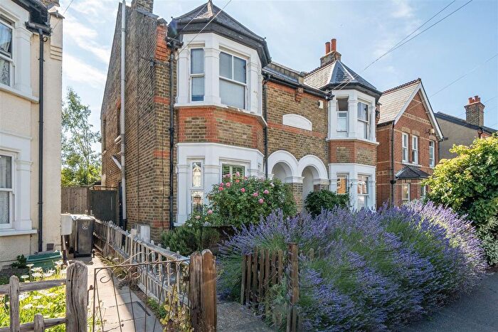 2 Bedroom Flat For Sale In Douglas Road, Surbiton, KT6