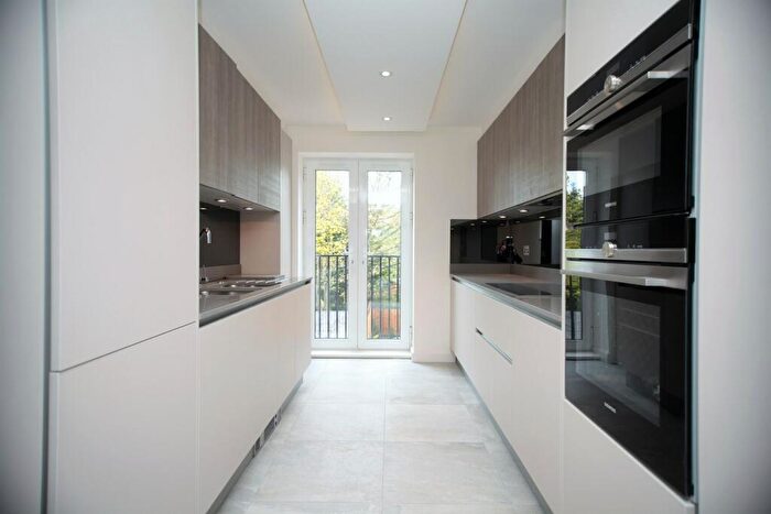 3 Bedroom Flat To Rent In Parson Street, Hendon, NW4