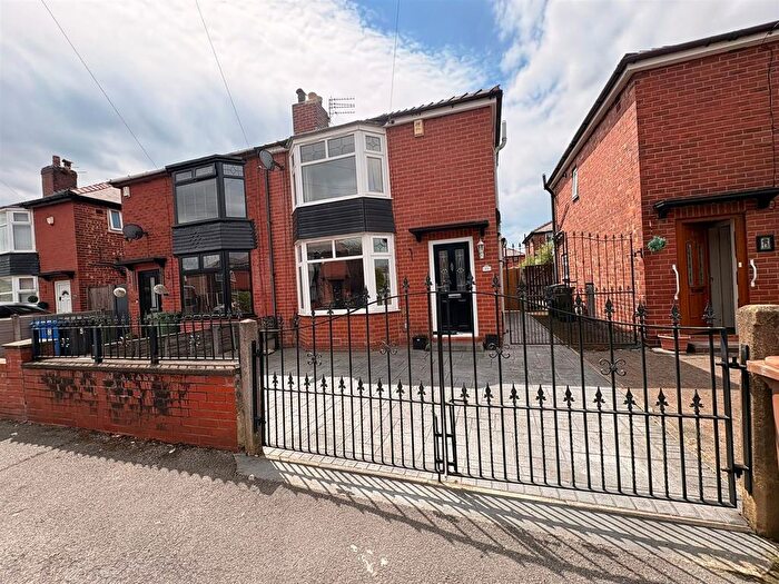 3 Bedroom Semi-Detached House For Sale In Lytton Road, Droylsden, Manchester, M43