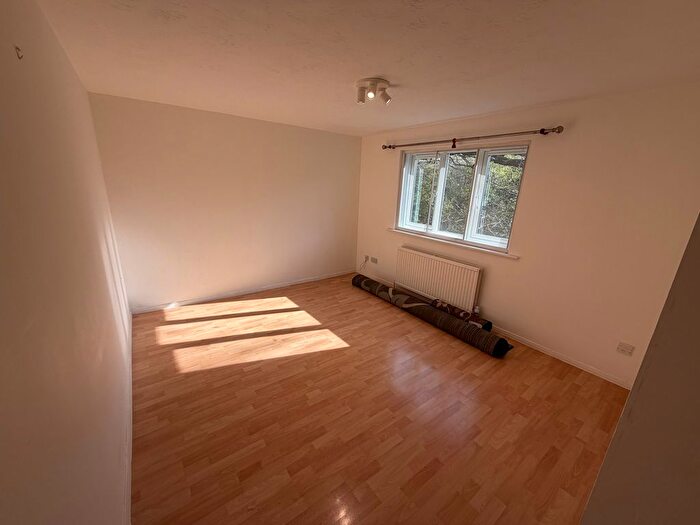 2 Bedroom Flat To Rent In Greenway Close, London, N11