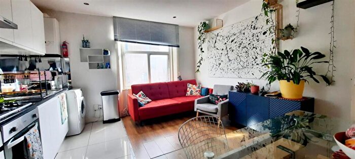 3 Bedroom Flat To Rent In Cambridge Road, London, NW6