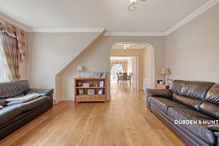 4 Bedroom Semi-detached Bungalow For Sale In Hood Road, Rainham, RM13