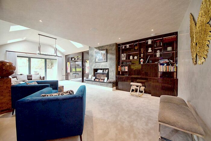 5 Bedroom Detached House To Rent In Connaught Avenue, Loughton, IG10