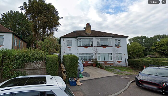 2 Bedroom Flat To Rent In Chalford Walk, South Woodford, Essex, IG8