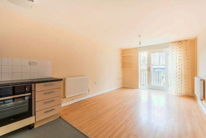 2 Bedroom Flat To Rent In Shacklewell Lane, Dalston, London, N16