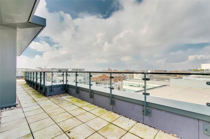 3 Bedroom Flat To Rent In Knightley Walk, London, SW18