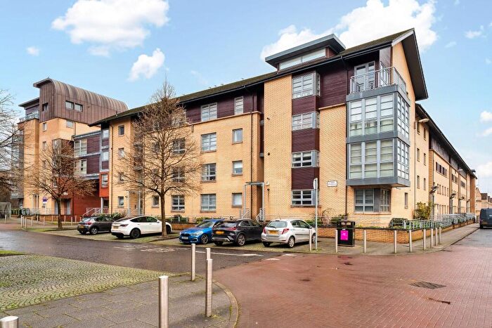 2 Bedroom Apartment To Rent In Errol Gardens, Glasgow, G5