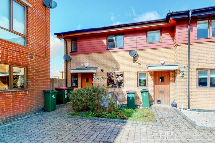 3 Bedroom End Of Terrace House To Rent In Commonwealth Drive, Crawley, RH10