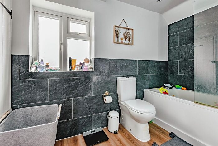 3 Bedroom End Of Terrace House For Sale In Hollis Row, Common Road, Redhill, RH1