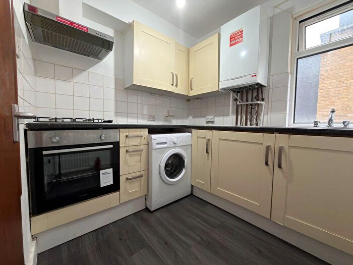 3 Bedroom Flat To Rent In Hermitage Road, Manor House, N4