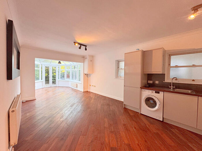 2 Bedroom Apartment To Rent In The Rise, London, NW7