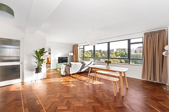2 Bedroom Flat For Sale In Knoll Court, Farquhar Road, Crystal Palace, London, SE19