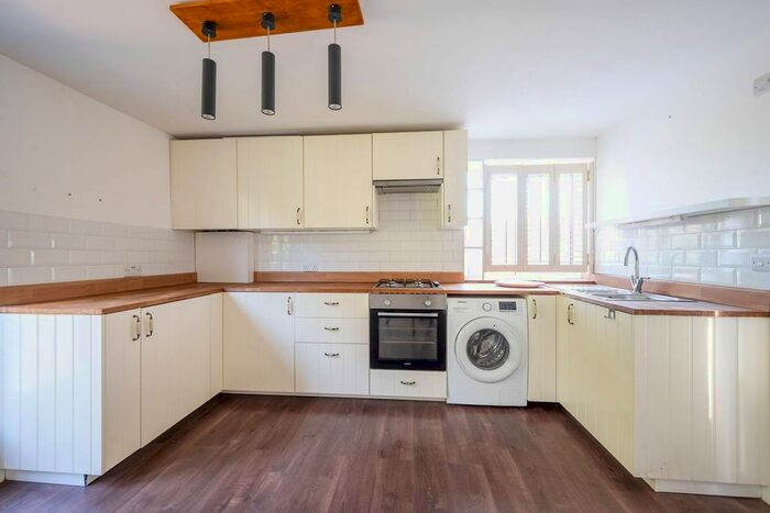 2 Bedroom Flat To Rent In Roehampton Vale, Putney, London, SW15