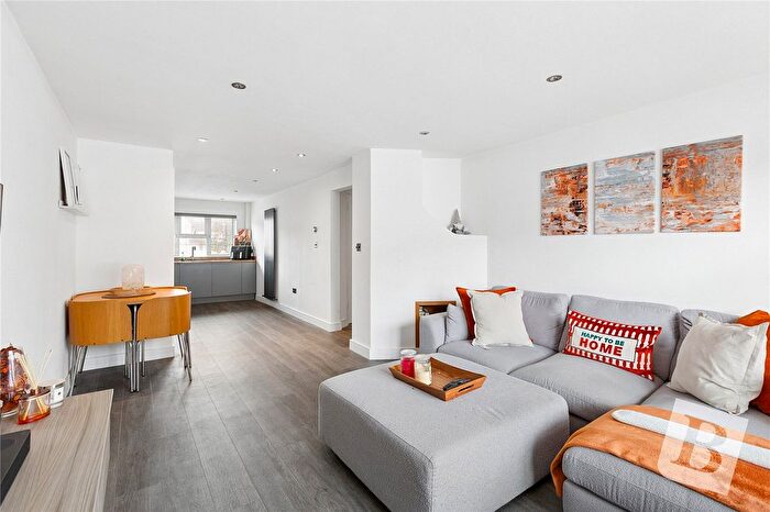 2 Bedroom Flat For Sale In Kenilworth Place, Noak Bridge, Essex, SS15