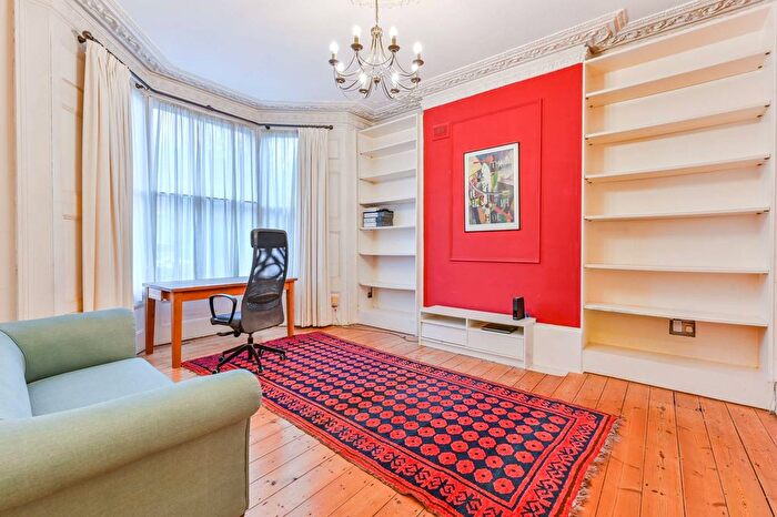 2 Bedroom Flat For Sale In Lordship Road - Stoke Newington, Stoke Newington, London, N16