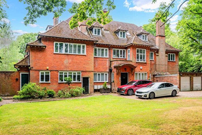 2 Bedroom Flat For Sale In The Glade, Kingswood, KT20