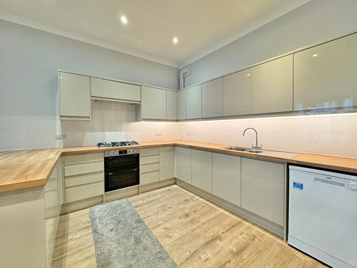 4 Bedroom Flat To Rent In Station Road, London, N3