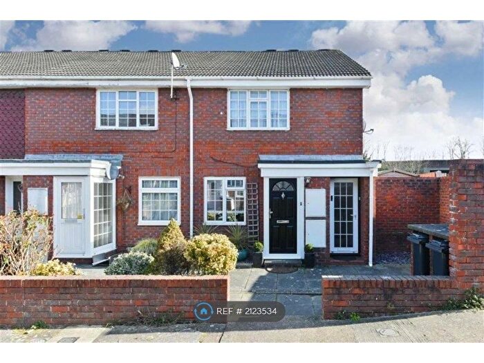 1 Bedroom Flat To Rent In Delaporte Close, Epsom, KT17