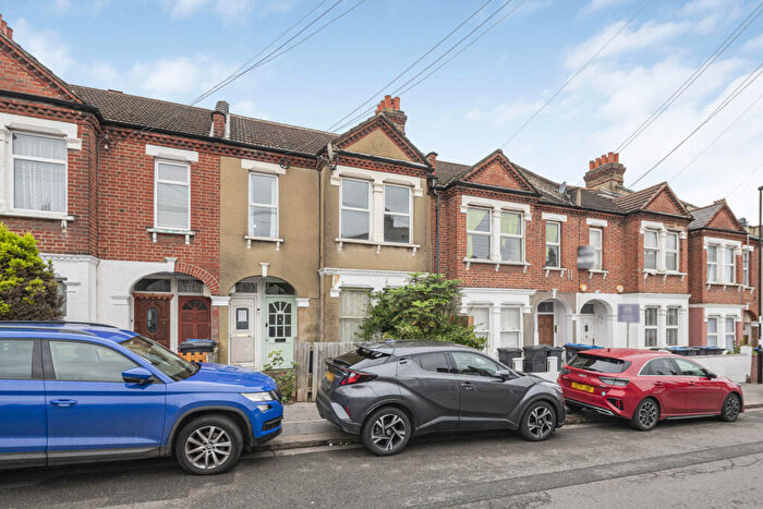 3 Bedroom Maisonette For Sale In Hythe Road, Thornton Heath, CR7