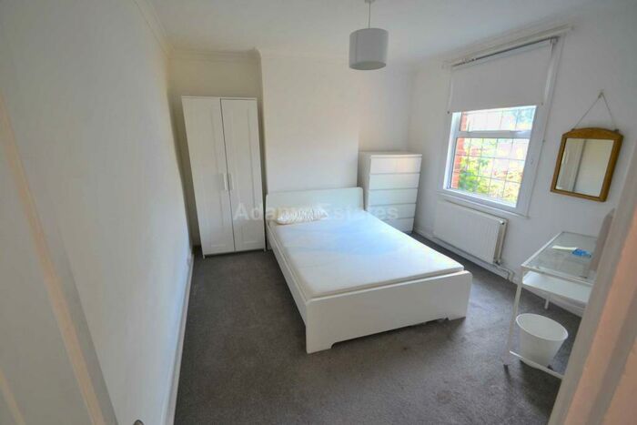 3 Bedroom End Of Terrace House To Rent In Shinfield Road, Reading, RG2