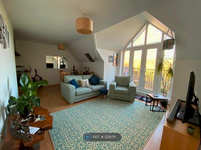 1 Bedroom Flat To Rent In Wye Gardens, High Wycombe, HP12