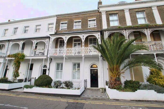 1 Bedroom Apartment To Rent In Royal Terrace, Southend On Sea, Essex, SS1