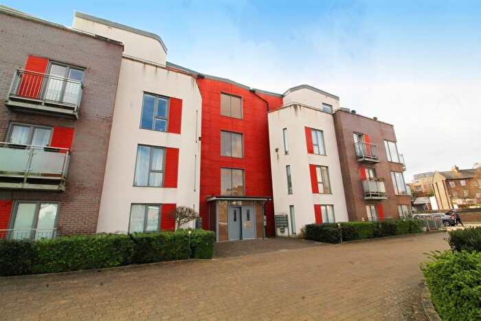 3 Bedroom Flat For Sale In Sambroke Square, East Barnet, Barnet, EN4