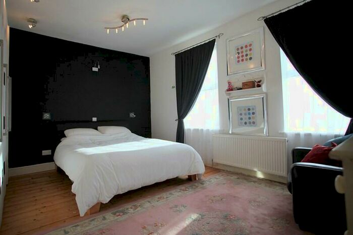 3 Bedroom Semi-Detached House For Sale In Waverley Avenue, Netley Abbey, Southampton, Hampshire, SO31
