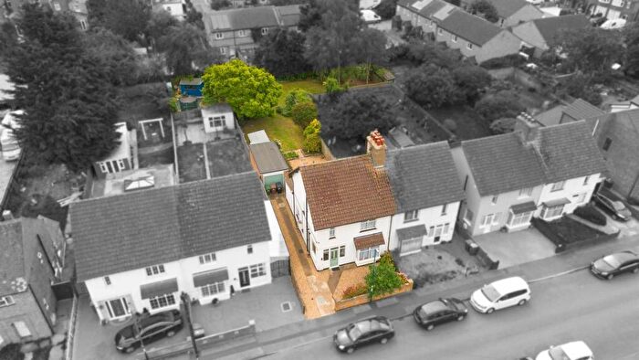 3 Bedroom Semi-Detached House For Sale In Waterloo Road, Peterborough, PE1