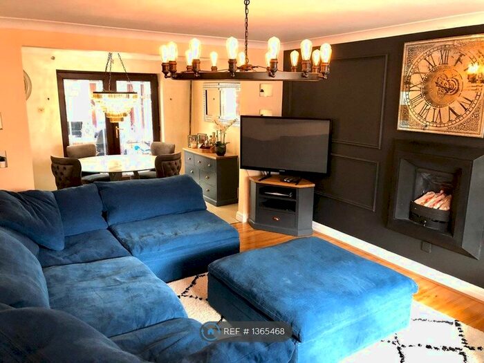 3 Bedroom Detached House To Rent In Foxley Close, Droylsden, Manchester, M43