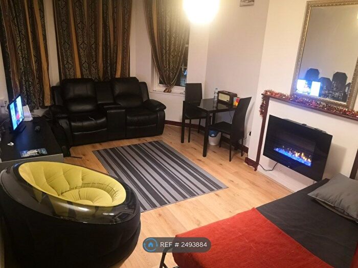 3 Bedroom Flat To Rent In Liverpool House, London, N7
