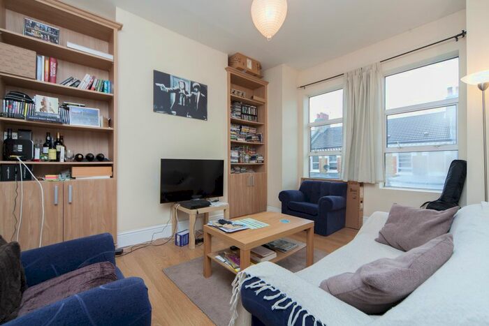 2 Bedroom Flat To Rent In Tremadoc Road, London, SW4