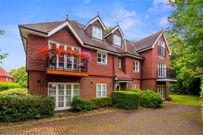 1 Bedroom Flat To Rent In Ringley Avenue, Horley, RH6