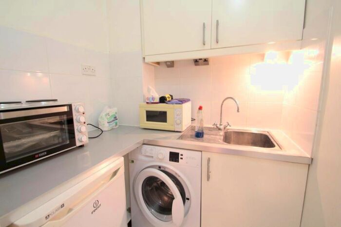 Studio To Rent In Queensway, London, W2