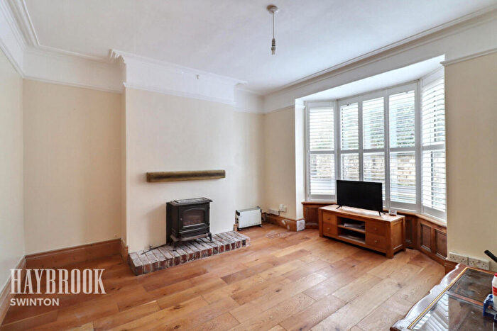 3 Bedroom Semi-Detached House For Sale In Holywell Lane, Doncaster, DN12