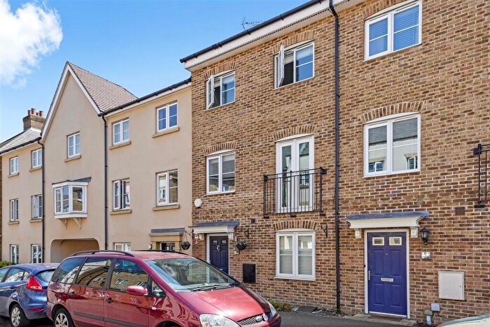 4 Bedroom Town House To Rent In The Square, Loughton, IG10