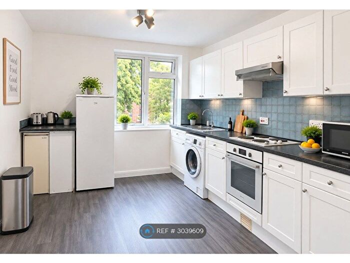 4 Bedroom Flat To Rent In Walm Lane, London, NW2