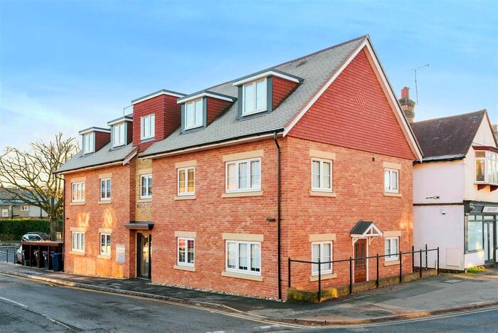 2 Bedroom Flat To Rent In Lion Mead, Haslemere, GU27
