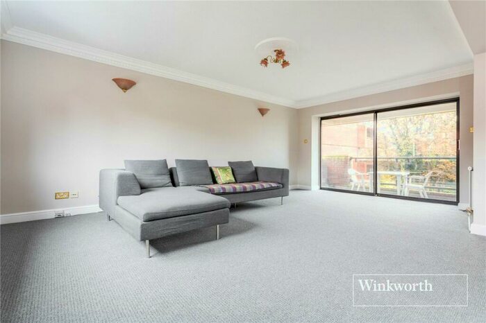 3 Bedroom Apartment To Rent In Spencer Close, Finchley, London, United Kingdom, N3
