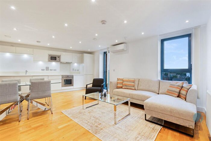 3 Bedroom Flat To Rent In Arc House, Maltby Street, Tower Bridge, London, SE1
