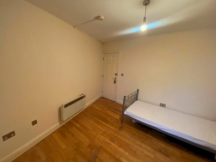 Apartment To Rent In High Road, London, Greater London, NW10