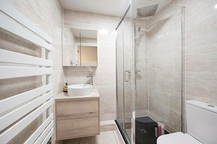 2 Bedroom Flat To Rent In Candle Street, Mile End, London, E1
