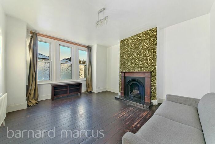 2 Bedroom Flat To Rent In Valley Road, London, SW16