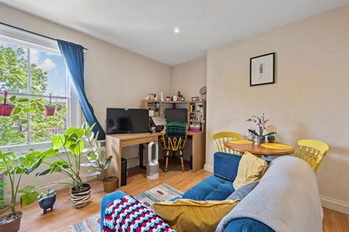 Apartment To Rent In Lydia Court, - Grove Crescent, Kingston Upon Thames, KT1